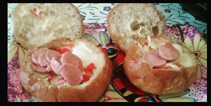 Булочки на завтрак или пицца в булке