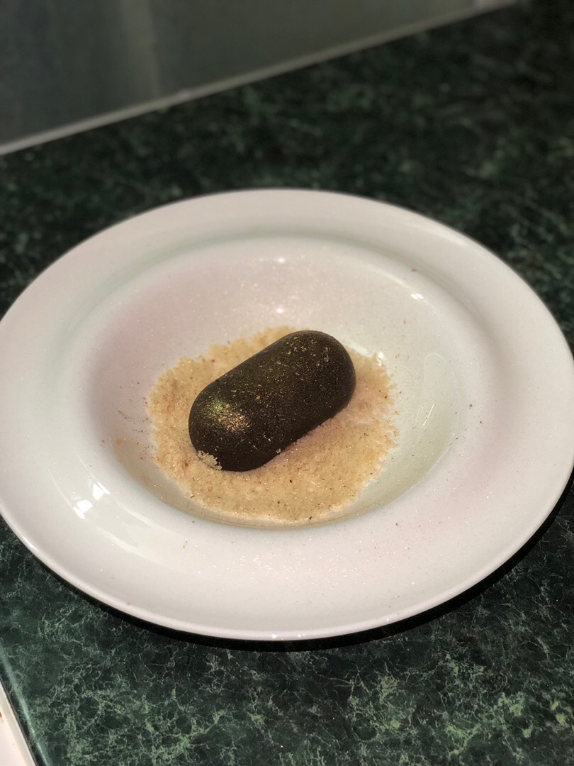 Арбузный сорбет под куполом из шоколада с крошкой из фундука 🍫🌰