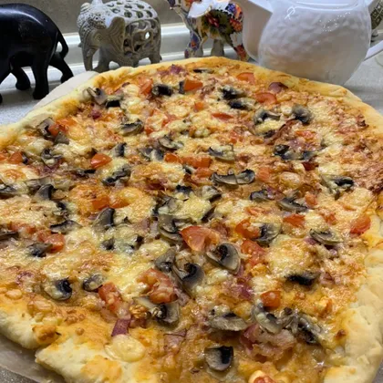 Пицца с беконом и грибами