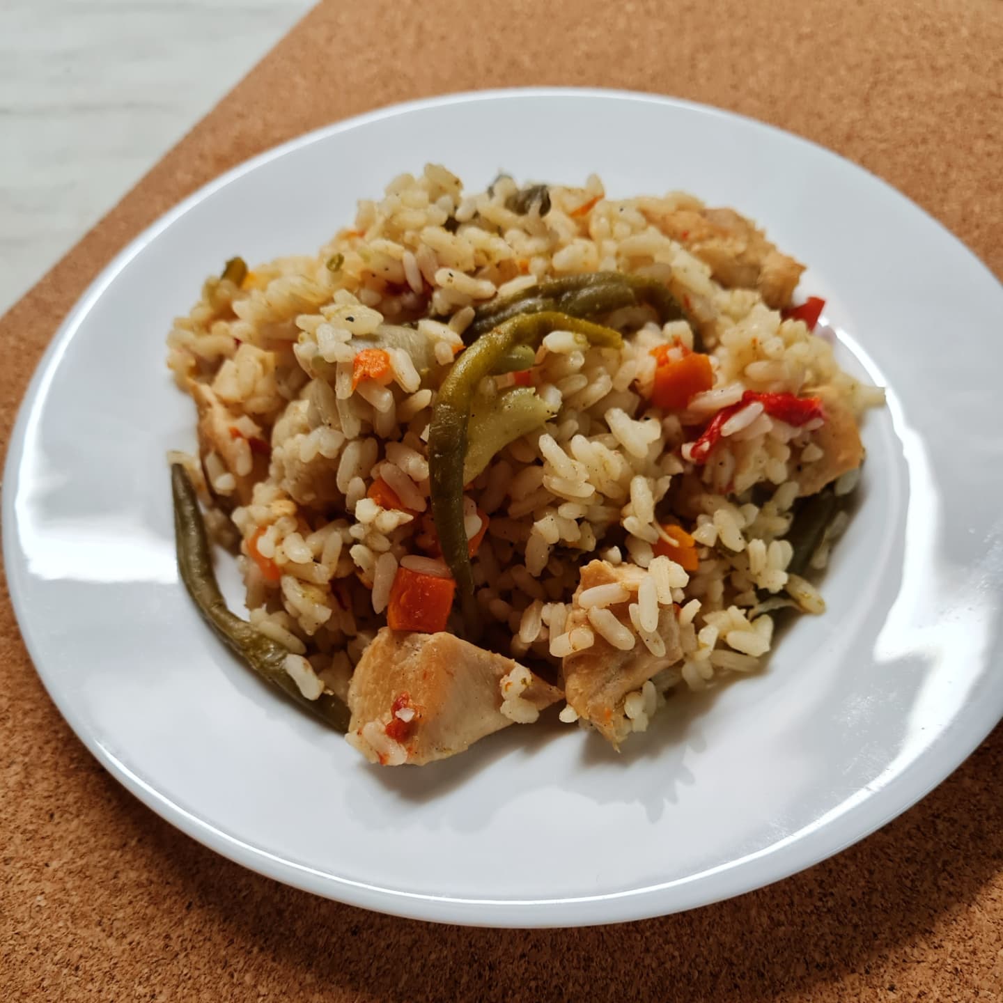Идеальное блюдо на ужин: рецепт риса с курицей и овощами на сковороде