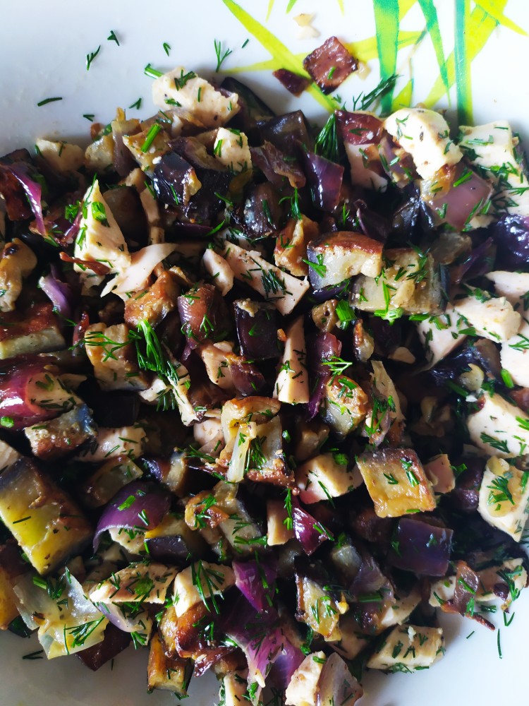 Салат баклажан с куриной грудкой