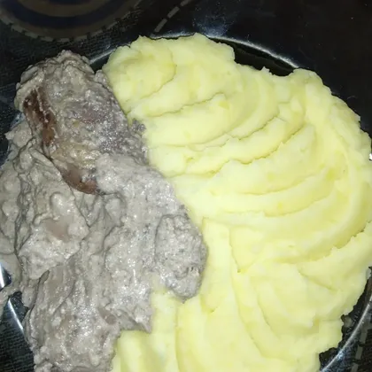 Куриная печень в сметане и картофельное пюре