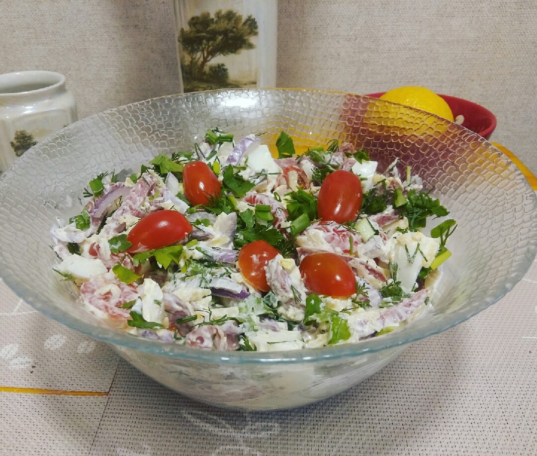 Салат «Быстрый» из огурцов и помидоров с колбасой — рецепт с фото пошагово