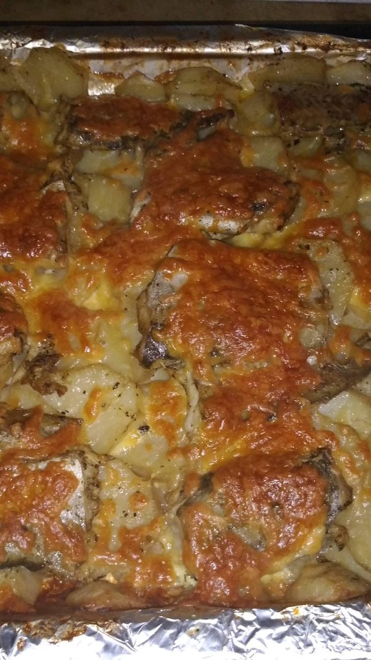Минтай в духовке с картофелем