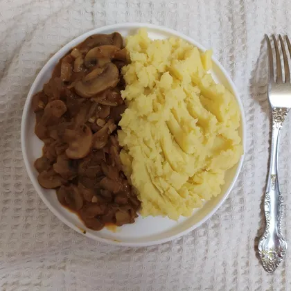 Грибной строганов со сливочным картофельным пюре (веган)