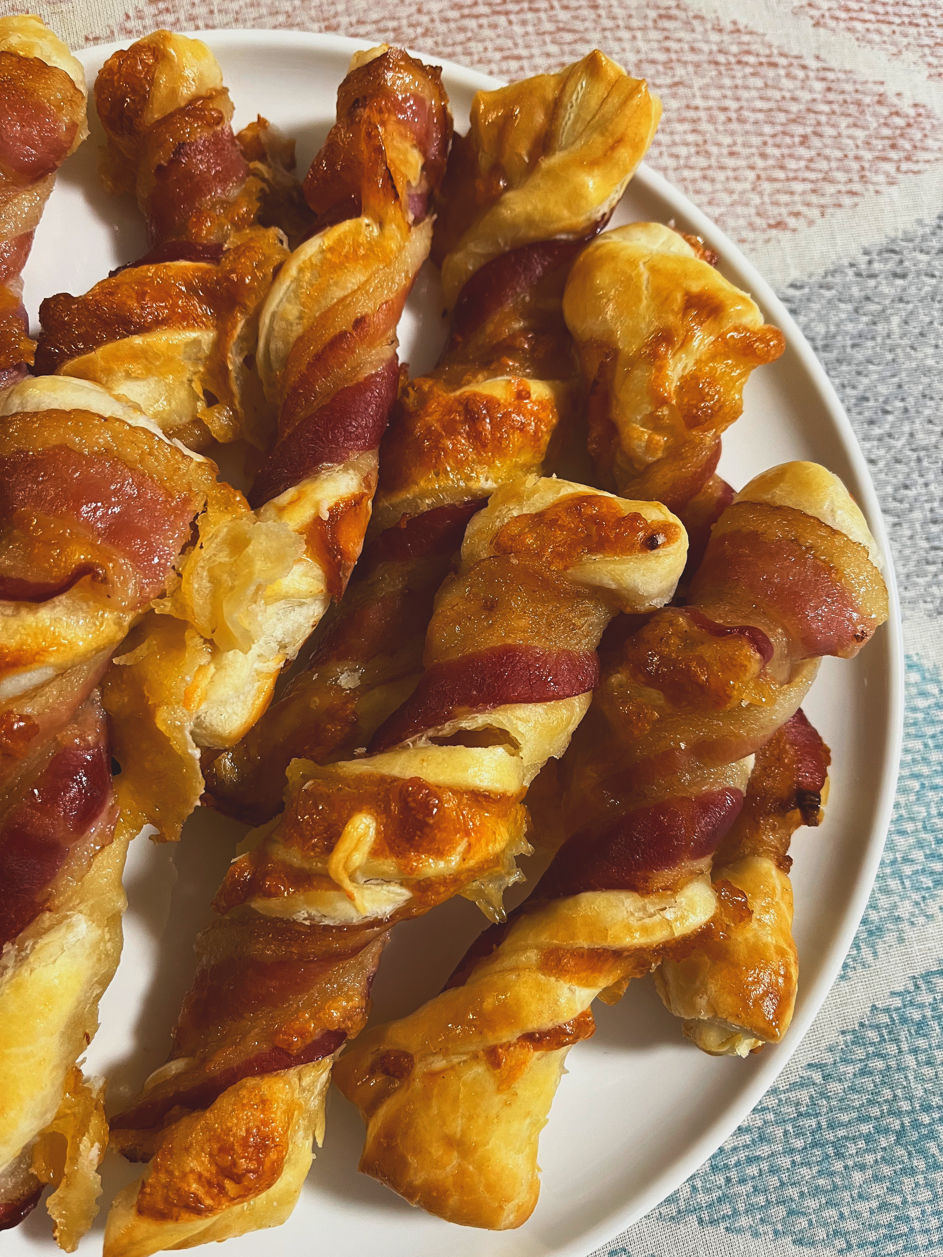 Сырные завитушки в беконе