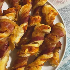 Сырные завитушки в беконе