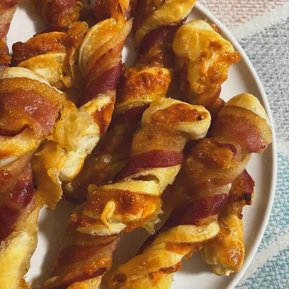 Сырные завитушки в беконе