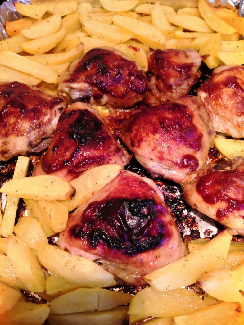 Ароматные бедрышки с картофелем