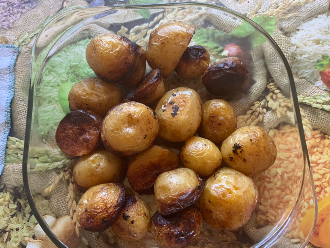 Молодой картофель, запечённый в сливочном масле