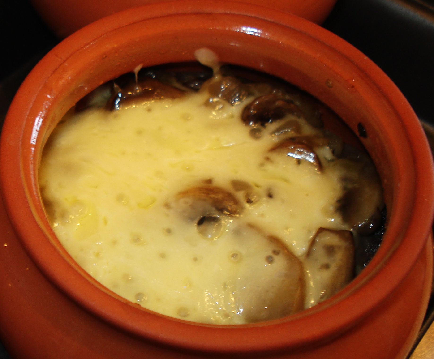 Запеченная картошка с грибами и сыром (в горшочках)