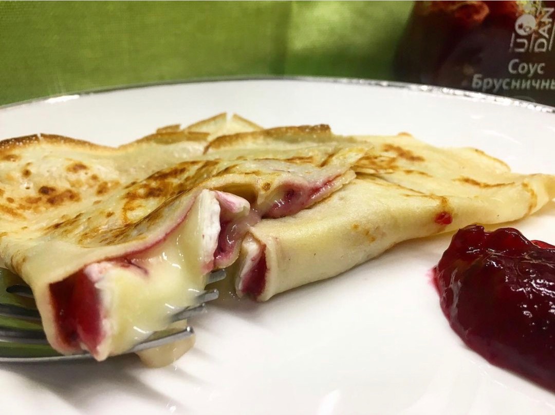 Crêpes или французские блинчики с камамбером и брусничным конфитюром