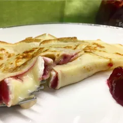 Crêpes или французские блинчики с камамбером и брусничным конфитюром