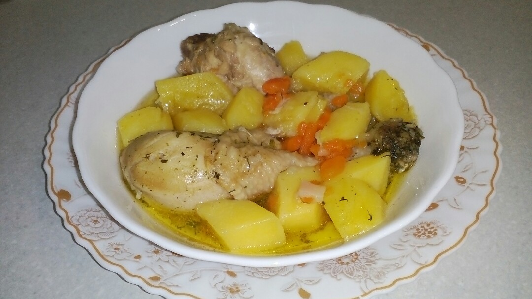 Куриные голени, тушенные на сковороде с картошкой - Лайфхакер