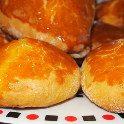 Оранжевые пирожки с творогом (на томатном тесте)