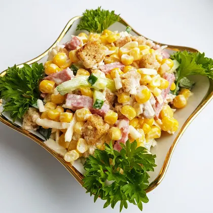 Салат с кукурузой, сухариками и колбасой