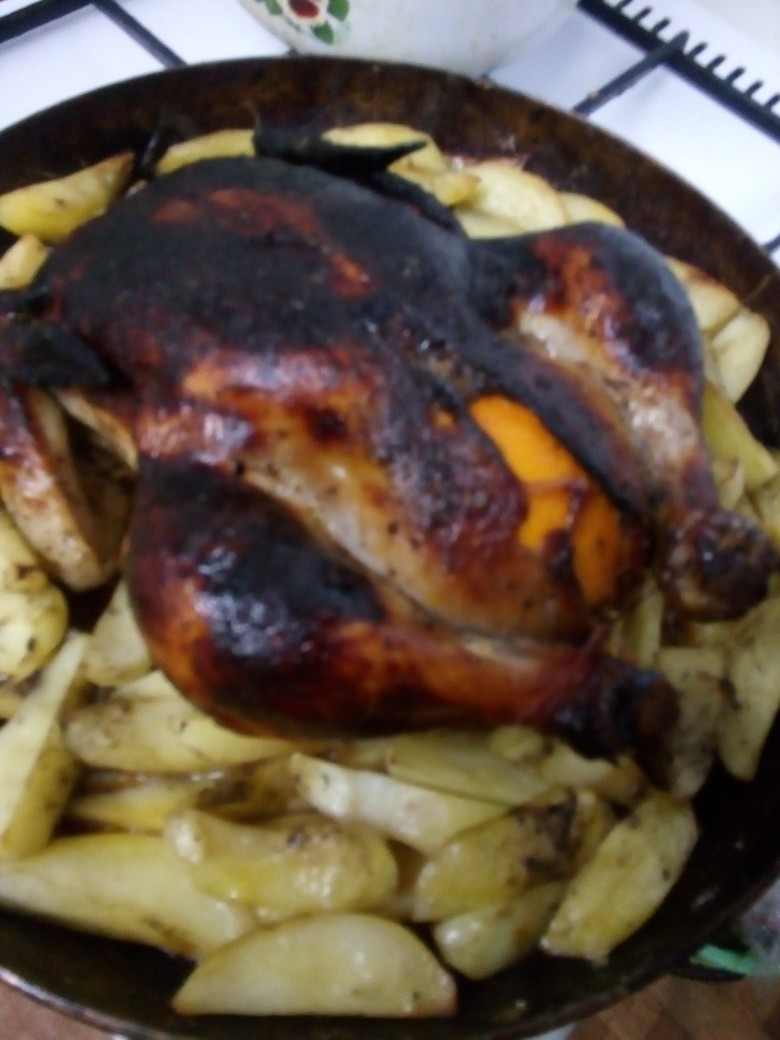 Курица, запечённая в духовке с лимоном, луком и чесноком