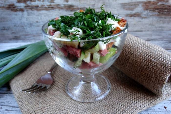 Мясной салат с сухариками рецепт – Авторская кухня: Салаты. «Еда»
