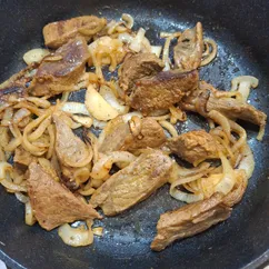 Мясо жареное на сковороде