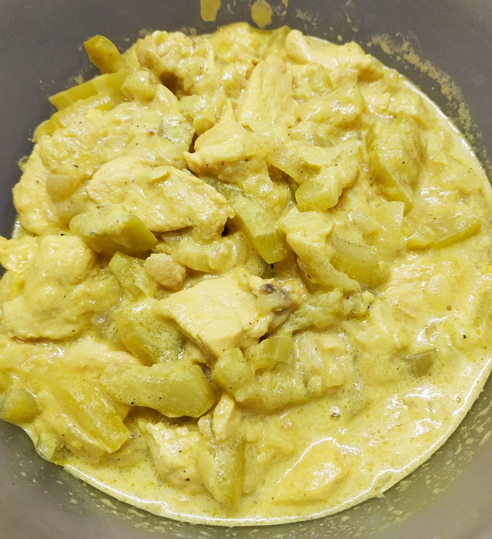 Куриное филе с кабачками в сметанном соусе