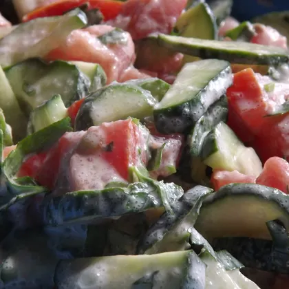 Салат из овощей с чесноком и сметаной