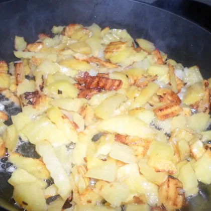 Картошка жареная на сливочном масле с лучком!