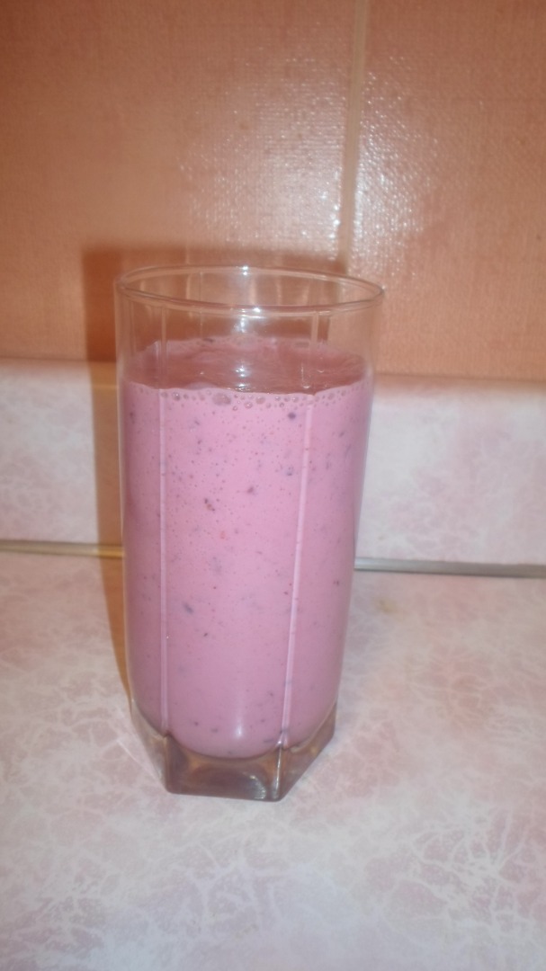 Коктейль из смородины, яблок и мандарин с корицей
