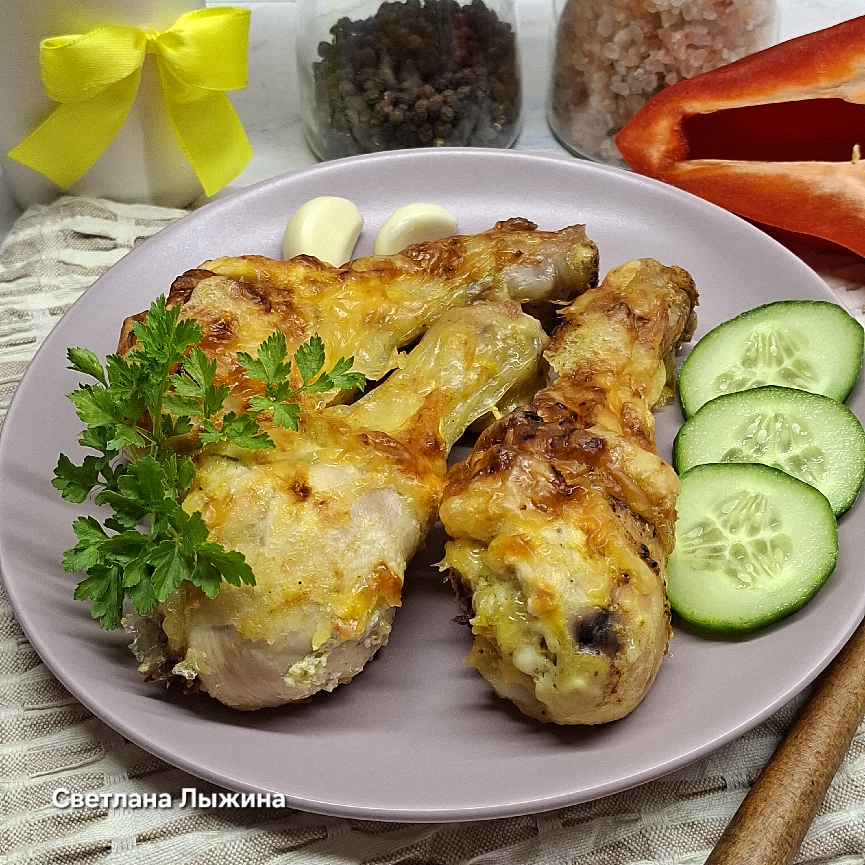 Куриные голени со сметаной и сыром в духовке 
