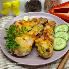 Куриные голени со сметаной и сыром в духовке 