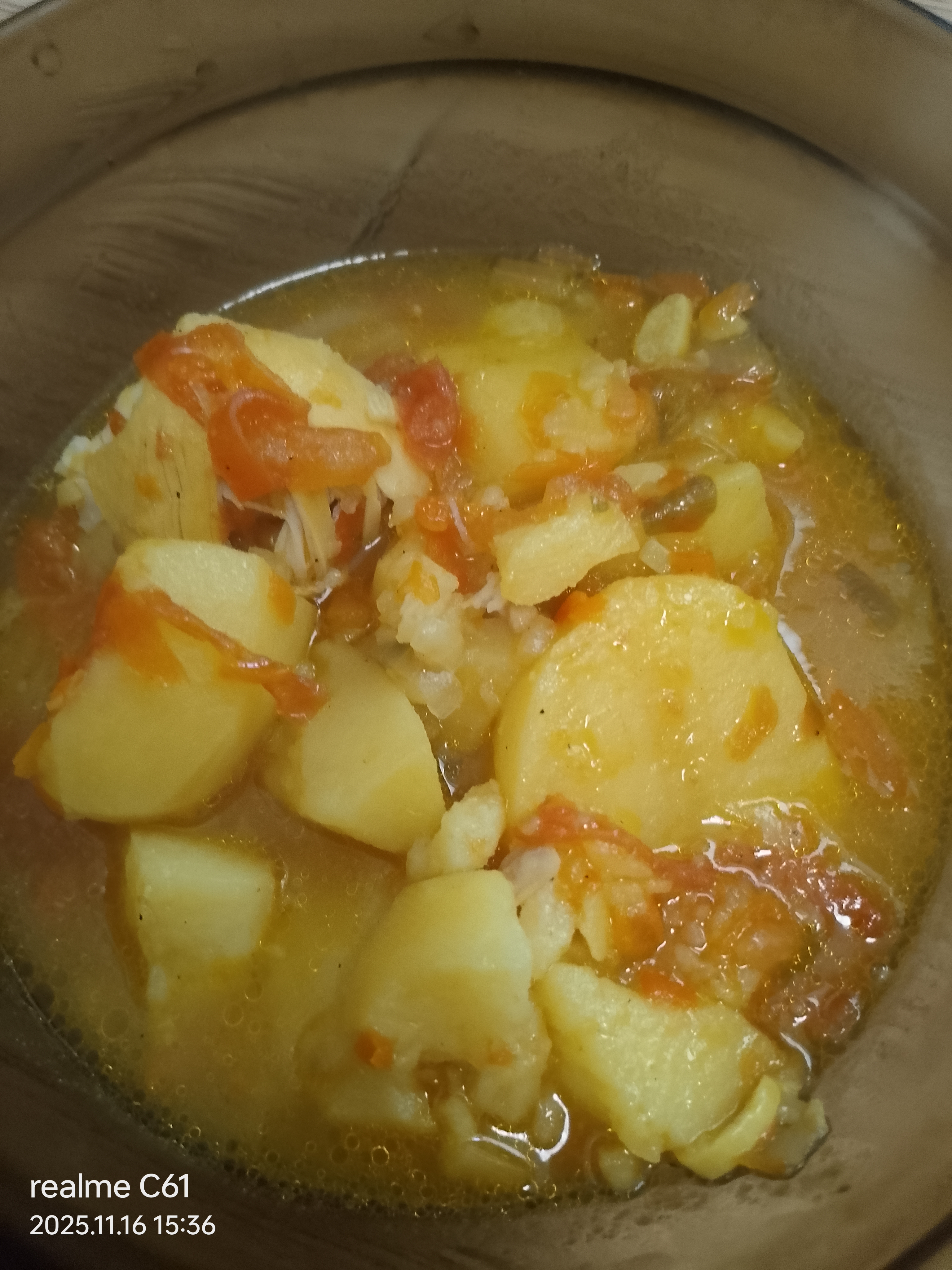 Тушеная картошка с куриными бедрами