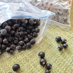 Замороженная чёрная смородина