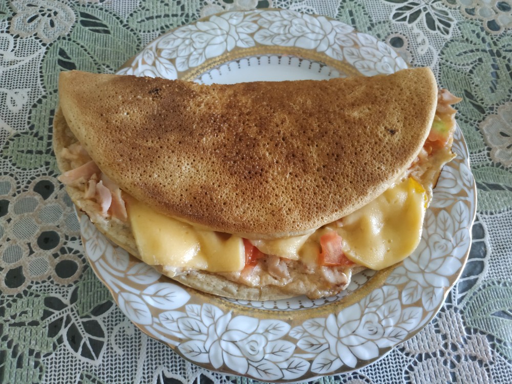 Яйцеблин с курицей, сыром и помидорами