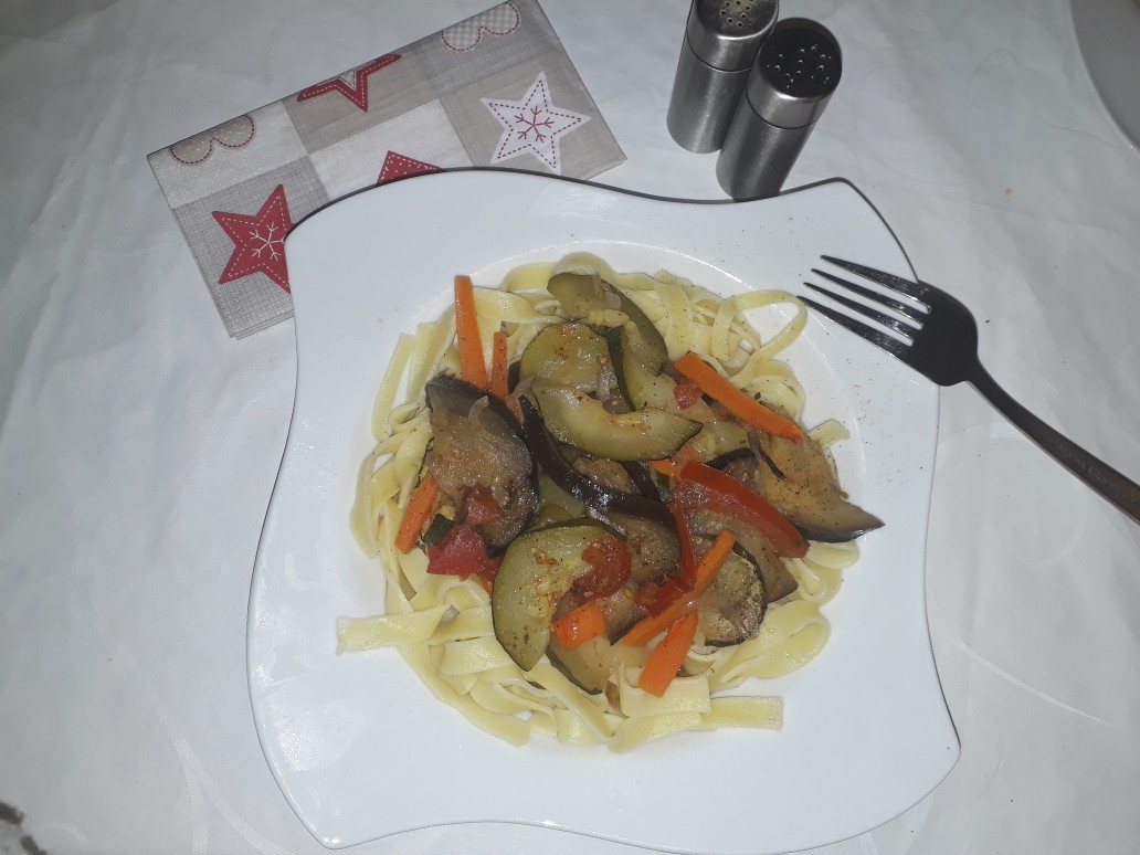 Широкая лапша с овощами тушеными в духовке