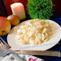 Салат с ананасами, сыром, яблоками