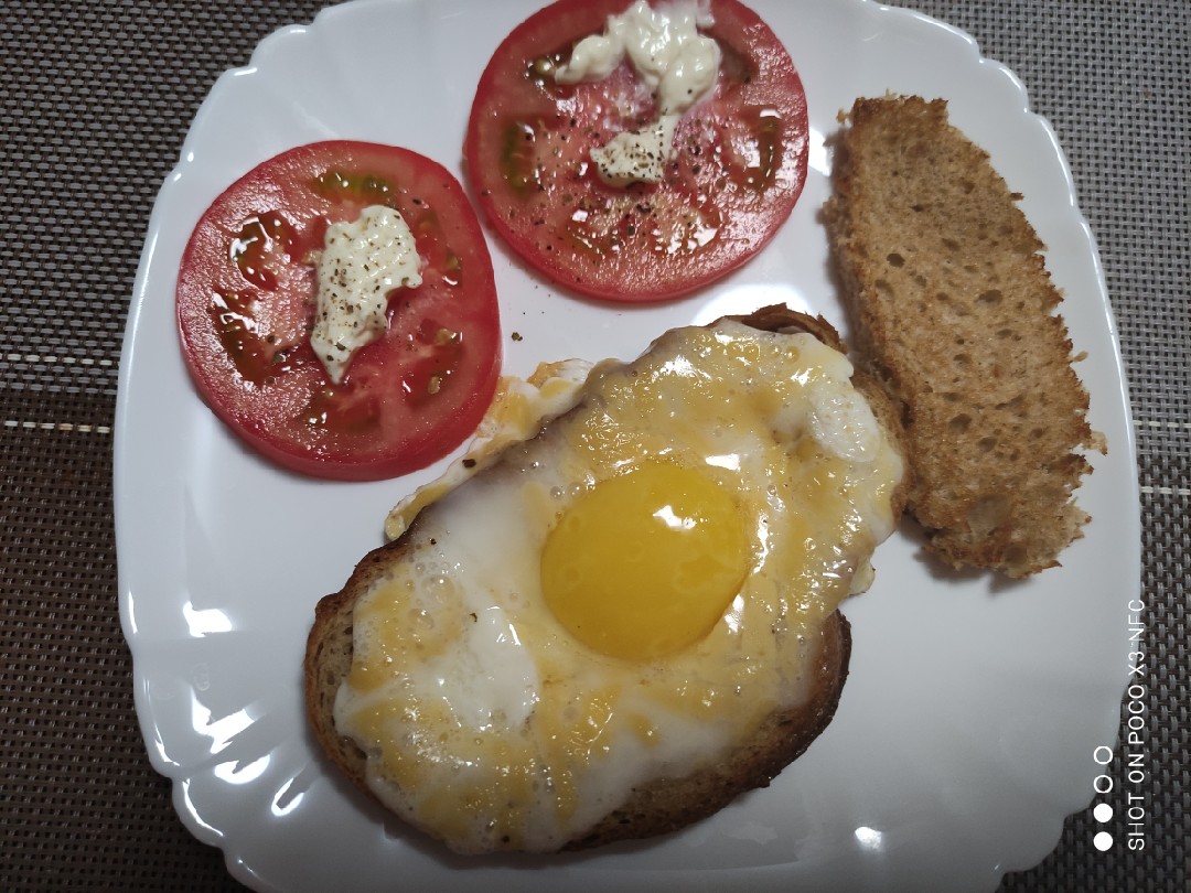 Яичница в хлебе на сковороде с колбасой и сыром