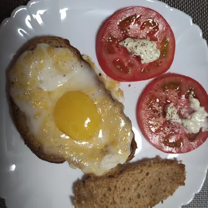 Яйцо в хлебе с сыром