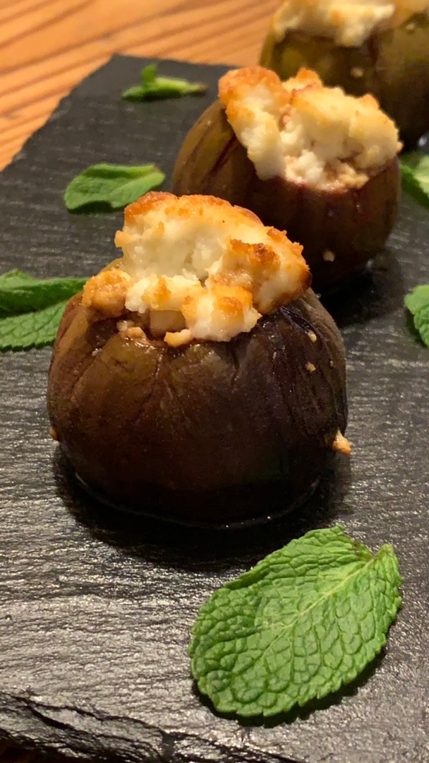 Инжир запечённый с козьим сыром