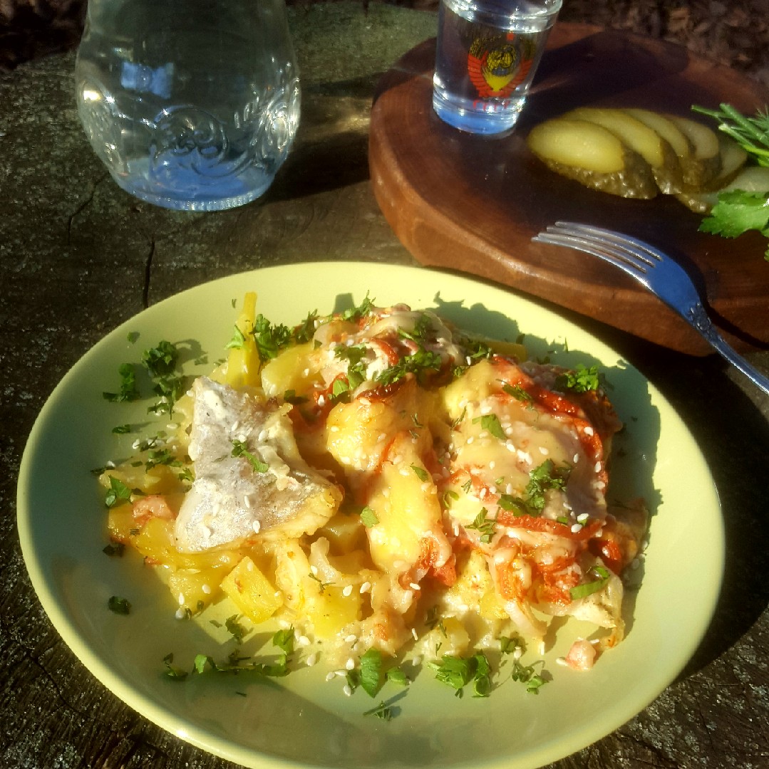 Минтай с овощами в духовке