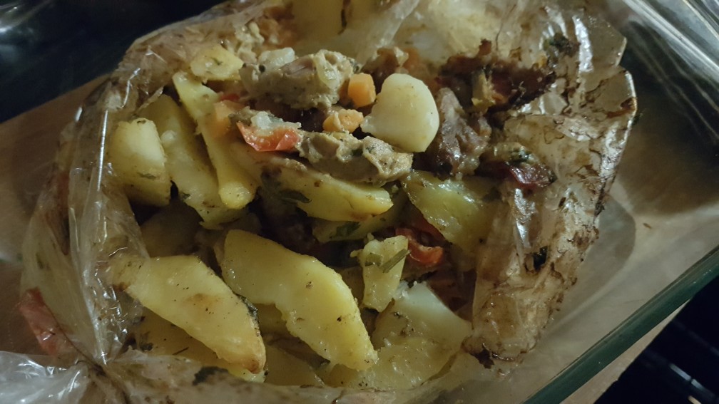 Мясо с картофелем в рукаве