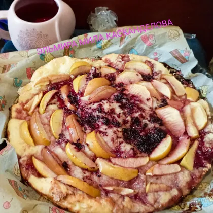 Пирог с яблоками и вареньем 