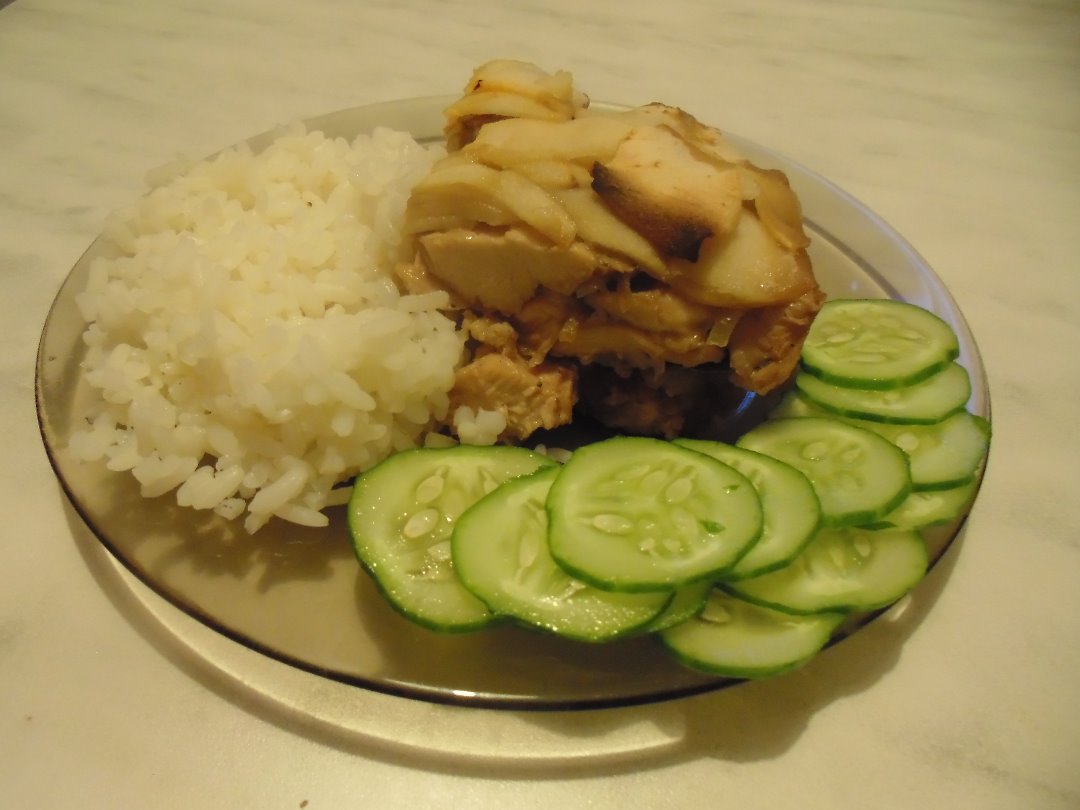 Филе курицы под яблоками