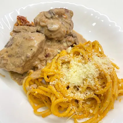 Филе миньон из свиной вырезки в сливочно-грибном соусе и спагетти с пармезаном и калабрийским песто