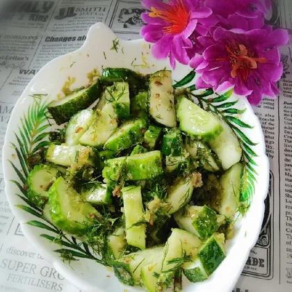 Летний овощной салат из огурцов и пасты из стрелок чеснока