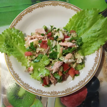 Салат с красной копчёной рыбой и овощами