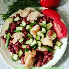 Фасоль с курицей и огурцом