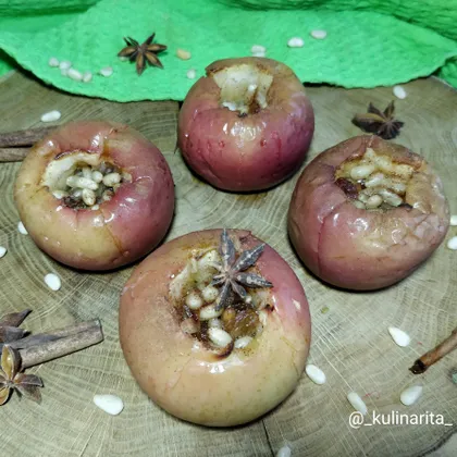 Печёные яблоки с медом, изюмом и орехами