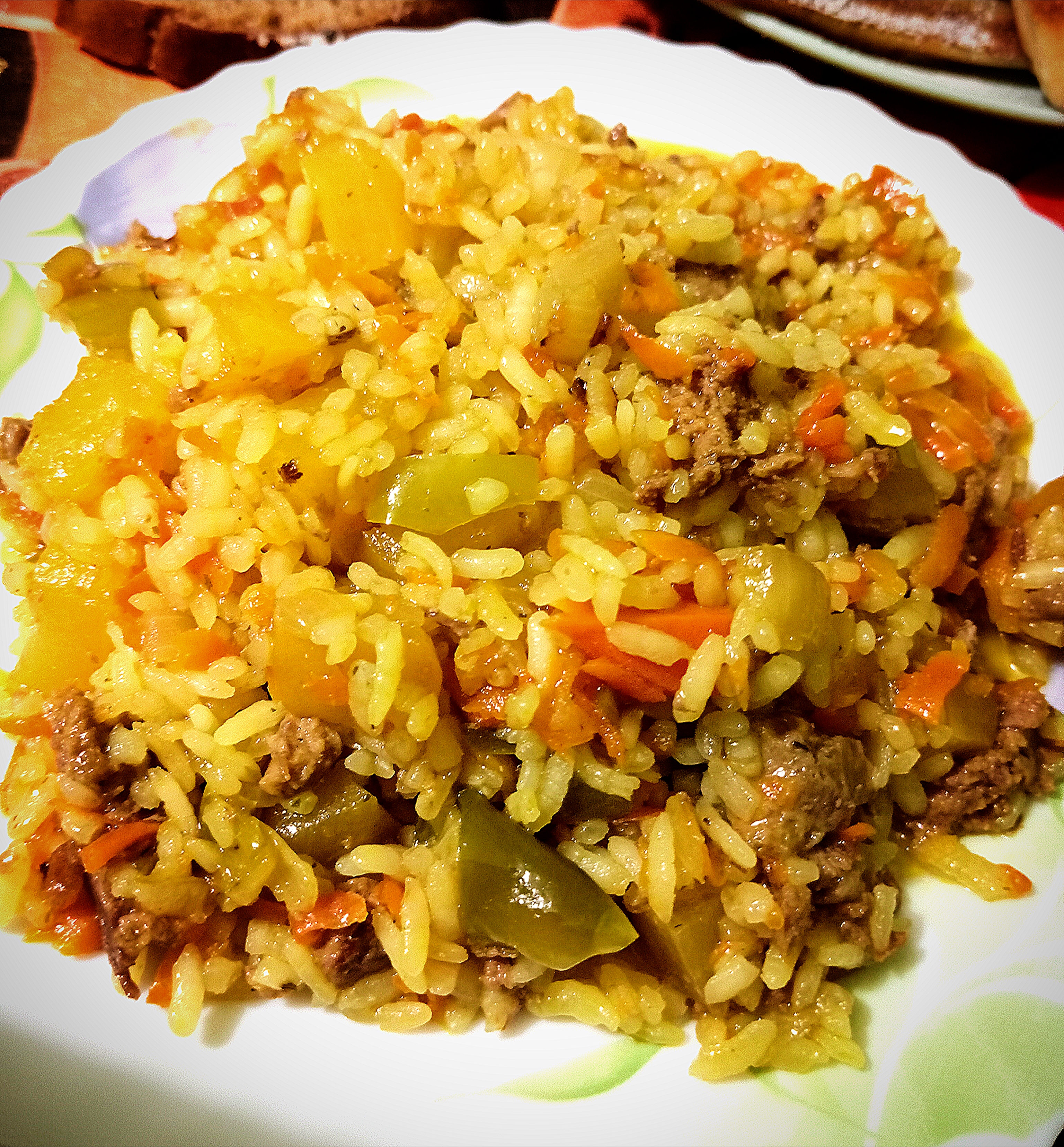Рис с овощами и тушенкой