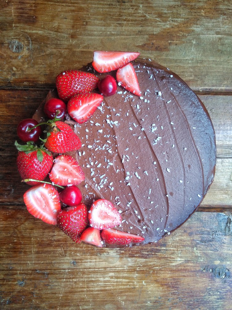 Шоколадный торт со сметанным кремом и фруктами