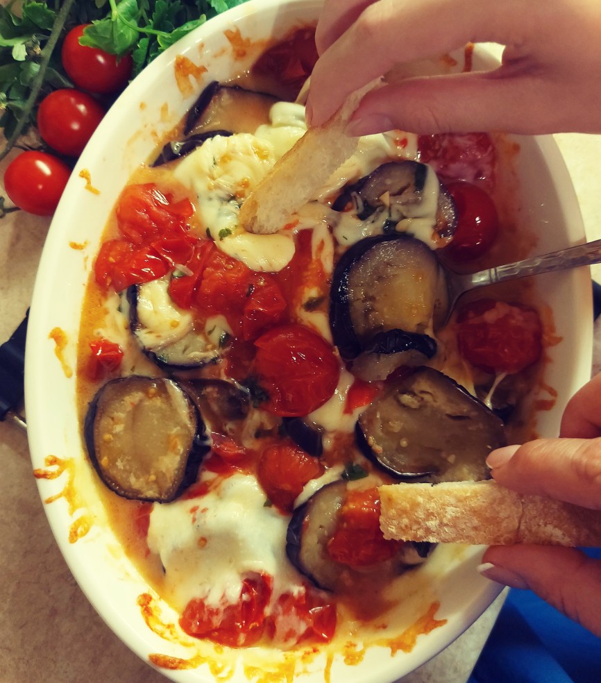 Сулугуни, запеченный с овощами