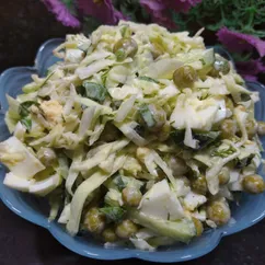 Салат с капустой, горошком, огурцом и яйцами🥗